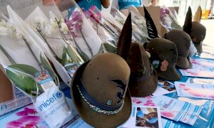 Bra, gli Alpini vendono le orchidee Unicef in via Cavour