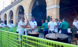 Bra, non tradisce le aspettative la polenta degli Alpini in piazza