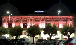 Bra, Politeama illuminato di rosa per la lotta contro il cancro al seno