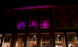 Verzuolo, il municipio si illumina di rosa per la lotta al tumore al seno
