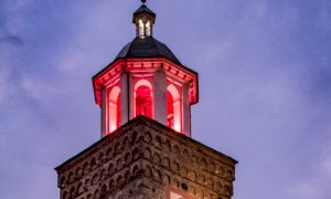 Busca, il campanile della Rossa si illumina di rosa per la prevenzione dei tumori femminili