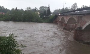 Alba attende la piena del Tanaro, il Comune: 'Non sostate lungo il fiume'