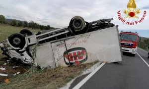 Furgone si ribalta tra Bra e Pollenzo, illeso il conducente