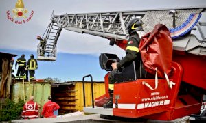 Cade in un container a Madonna dell’Olmo, i pompieri lo recuperano con l’autoscala