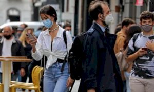 Coronavirus, da oggi mascherina obbligatoria all'aperto (ma non se si è da soli)