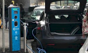Una stazione di ricarica per veicoli elettrici nel cortile dell’Itis di Fossano