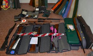 Avevano un'armeria abusiva tra le mura di casa: denunciati padre e figlio