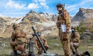 'Non sarebbe meglio sospendere le esercitazioni e inviare i militari nelle zone alluvionate?'