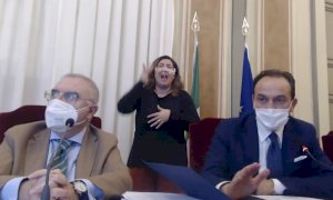 Centri commerciali chiusi nel weekend, didattica mista dalla seconda superiore: Cirio annuncia la stretta