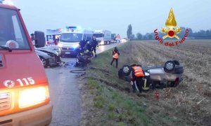 Frontale tra due auto a Savigliano, una vettura si ribalta fuori strada