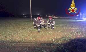 Sbanda nella rotonda e si ribalta fuori strada, automobilista ferito a Cherasco