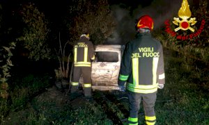 Auto brucia in un campo a Beinette, indagano i carabinieri