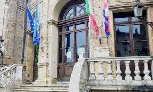 Bra, Giornata delle Nazioni Unite: bandiera ONU sulla facciata del Municipio