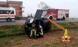 Auto contro un palo a Fossano, ferita la conducente