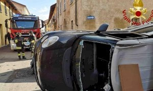 Incidente nel centro di Cherasco, un’auto rovesciata