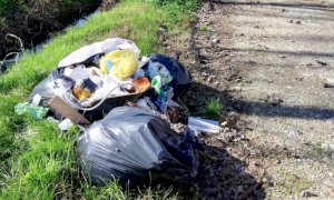 Bra, rifiuti abbandonati in frazione Falchetto: individuato e sanzionato il responsabile