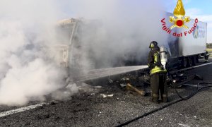 Tir in fiamme sulla Torino-Savona, traffico bloccato verso la Liguria