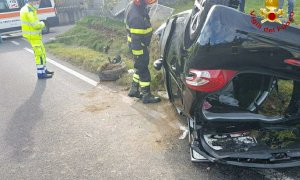 Esce fuori strada lungo la Statale 28 e si ribalta, ferito un automobilista