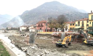 Garessio, abbattuto il ponte Odasso: proseguono i lavori per la passerella provvisoria