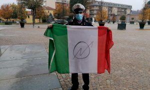 Racconigi, deturpata la bandiera italiana di fianco al monumento ai caduti alpini