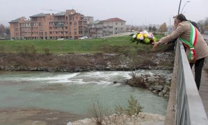 Alba, stamane il lancio della corona di fiori nel Tanaro per commemorare le vittime dell’alluvione del 1994   