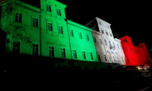 Egea illumina il Castello di Magliano Alfieri con il Tricolore
