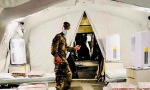 Cuneo, montata all'ospedale una nuova tenda militare per far fronte all'emergenza sanitaria