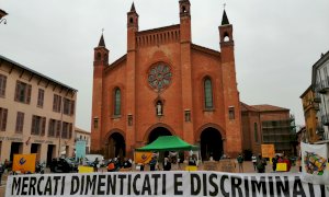 Anche ad Alba la protesta contro la sospensione dei mercati non alimentari
