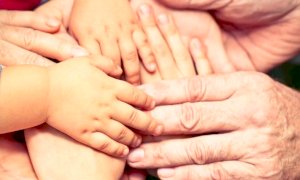 Un progetto per aiutare le famiglie impegnate nella cura di figli e anziani