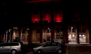 Verzuolo, il municipio illuminato di rosso per ricordare le donne vittime di violenza