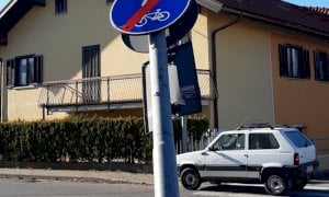 Borgo San Dalmazzo, abbattuto un palo dell'illuminazione pubblica: la Municipale cerca testimoni