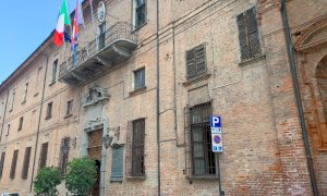 Anche Saluzzo illumina i monumenti di rosso per la giornata contro la violenza sulle donne 