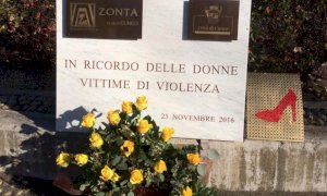 Cuneo, rose gialle per le donne vittime di violenza sulla rotonda di corso Francia