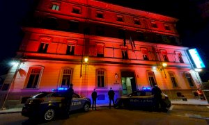 La questura di Cuneo illuminata di arancione contro la violenza sulle donne