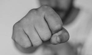 Mondovì, mosso dalla gelosia entra nell’auto dell’amico e lo picchia a sangue: condannato un albanese