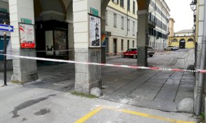 Cuneo, si stacca un pezzo di intonaco dai portici: transennata l'area 