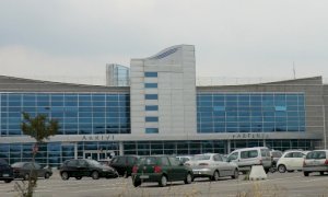 Colta da arresto cardiaco, una donna di 84 anni muore nel parcheggio dell'aeroporto di Levaldigi