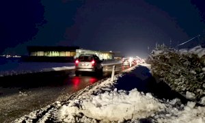 Auto finisce contro un palo sulla provinciale tra Cuneo e Busca