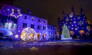 La spettacolare illuminazione di piazza Duomo ad Alba. ''Aggiunge magia alle festività''