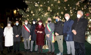 Alba, acceso l'albero di Natale in piazza Michele Ferrero