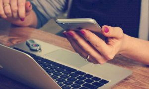 Pubblica una foto oscena sul profilo di una sconosciuta in Facebook, lei lo denuncia