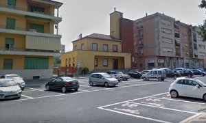 Litiga con la fidanzata davanti alla caserma dei carabinieri di Verzuolo, ci rimette l’auto e la patente