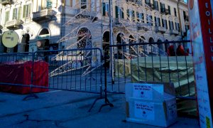 Cuneo, i Radicali mettono una scatola sotto gli alberi di Natale: ''Chi può metta, chi non può prenda''