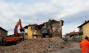 A Trucchi lavori di abbattimento del fabbricato che causava il restringimento della carreggiata