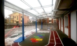 Una nuova area gioco coperta all’esterno della scuola dell’infanzia di Busca