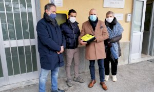 La famiglia di Camilla Sismondo dona un defibrillatore al Comune di Limone