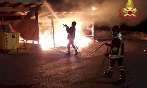 Peveragno, in fiamme i bidoni ecologici del cimitero in frazione Pradeboni
