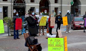 Cuneo, il sit-in di insegnanti e studenti per chiedere il ritorno delle lezioni in presenza