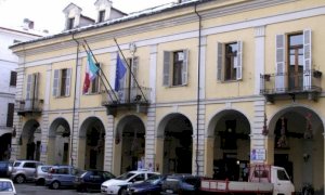 Senza mascherina al mercato di Caraglio, rifiuta di fornire le generalità e scappa: denunciato