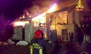 Le fiamme devastano una cascina nel territorio di Villanova Mondovì, pompieri al lavoro